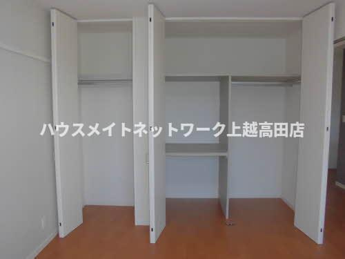プランドール|クローゼット（洋室6.4帖）（参考202号室反転室内写真）