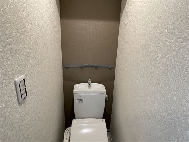 横須賀市長浦町４丁目のアパートのトイレ|落ち着いた色調のトイレです