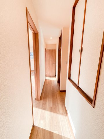 【内装】 | 三島市東大場1丁目 中古住宅 XH05324 | 三島市東大場1丁目　2F廊下　リフォーム後
