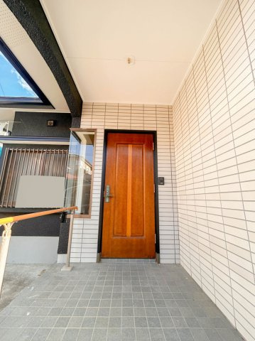 【玄関】 | 三島市東大場1丁目 中古住宅 XH05324 | 三島市東大場1丁目　玄関ドア　リフォーム後