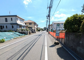 【前面道路含む現地写真】 | 狭山市水野　全2区画 Ｂ区画 | 前面道路は8ｍと広く、開放感があります！