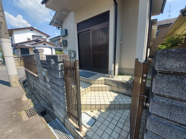 富田林市東板持町貸家のエントランス