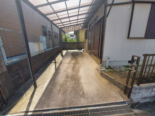 富田林市東板持町貸家の駐車場