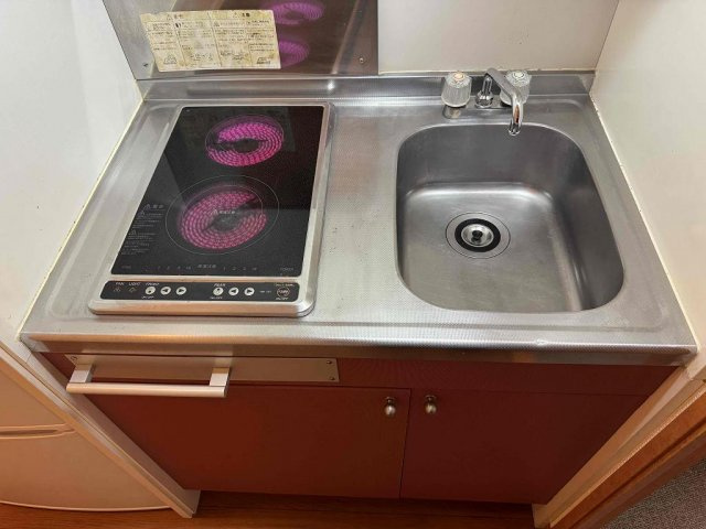 レオパレスプチＭのキッチン|安心安全の電気コンロ　2口