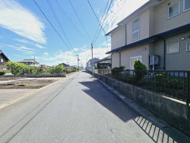 クレイドルガーデン八戸市沼館 第6　1号棟の前面道路含む現地写真