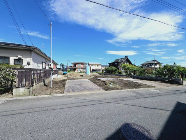 クレイドルガーデン八戸市沼館 第6　1号棟の前面道路含む現地写真