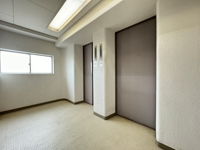 中目黒ハイツのその他共用部分|エレベーターは2基ございます
