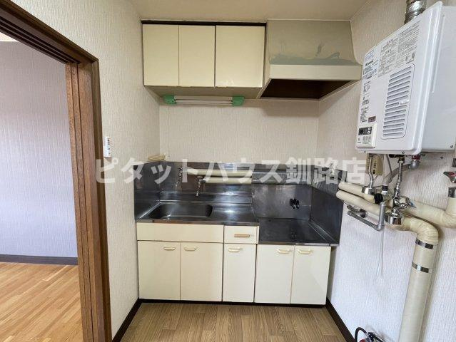 釧路市芦野２丁目のアパートのキッチン