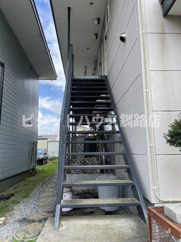 釧路市芦野２丁目のアパートのエントランス