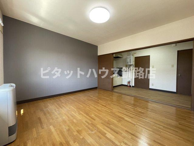 釧路市芦野２丁目のアパートの居間・リビング