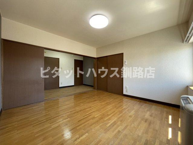 釧路市芦野２丁目のアパートの居間・リビング