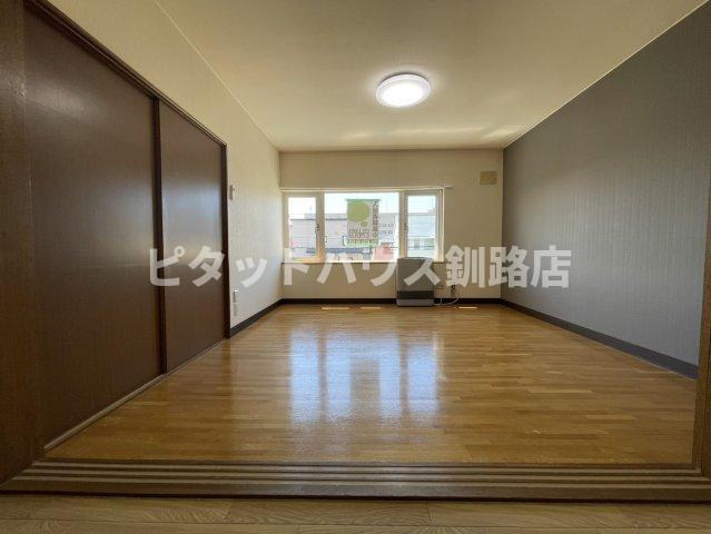 釧路市芦野２丁目のアパートの居間・リビング