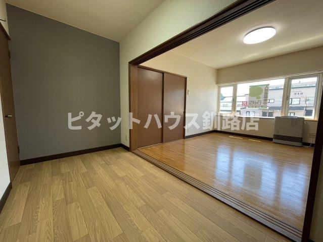 釧路市芦野２丁目のアパートの居間・リビング