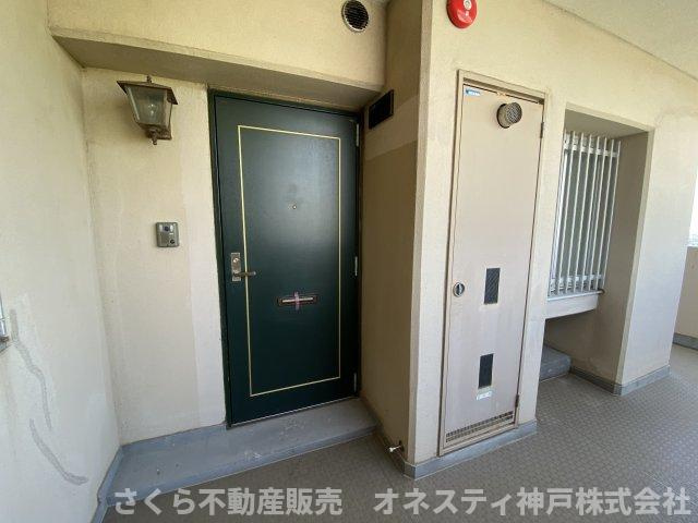 プレステージ明石大久保の玄関|ＴＶモニター付きインターホンが付いたの玄関です。