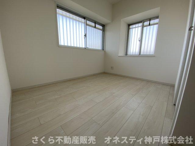 プレステージ明石大久保の洋室|洋室約5.0帖。２面採光で明るいお部屋です♪