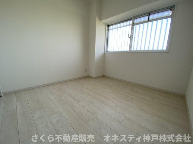 プレステージ明石大久保の洋室|洋室約5.0帖。窓を開ければ気持ち良い風が入ってきます♪