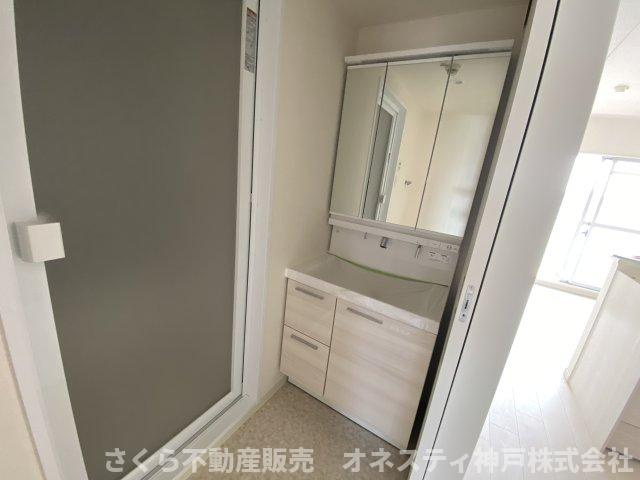 プレステージ明石大久保の独立洗面台|蛇口部分を引き出して使えるハンドシャワーは、掃除をしたりお子様が手を洗うのに便利です。