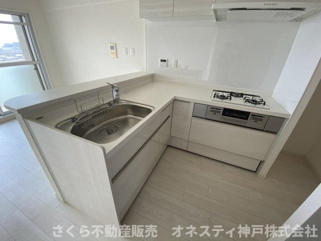 プレステージ明石大久保のキッチン|L型キッチン新調！収納スペースが豊富で食器や調理器具、調味料などを効率的に収納できます。