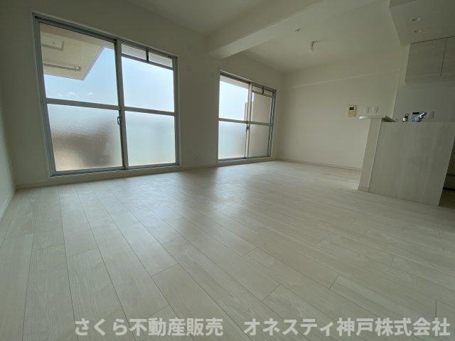 プレステージ明石大久保の居間・リビング|LDK約15.2帖。開放感のある明るいリビングです！