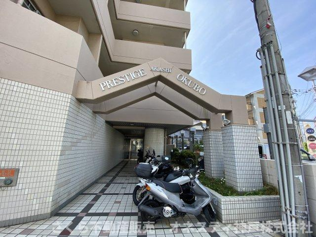 プレステージ明石大久保|エントランス写真です。駐輪場、バイク置場です。
