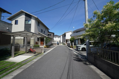 【前面道路含む現地写真】 | 倉敷市白楽町☆土地70坪☆南側道路☆ミサワホーム４LDK+S中古戸建☆閑静なエリア | 大通りからは中に入った所に位置しており、とても静かです　近隣も同時期に建築されたお宅が並んでいます