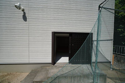 【エントランス】 | 倉敷市白楽町☆土地70坪☆南側道路☆ミサワホーム４LDK+S中古戸建☆閑静なエリア | 蔵の入り口を開けると外からも収納可能(^_^)/