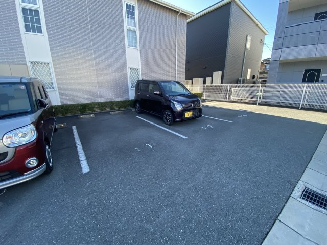 ロワジールの駐車場