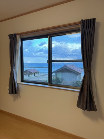 松江市美保関町　中古一戸建ての展望|2階の洋室窓からの展望～海が見えます♪