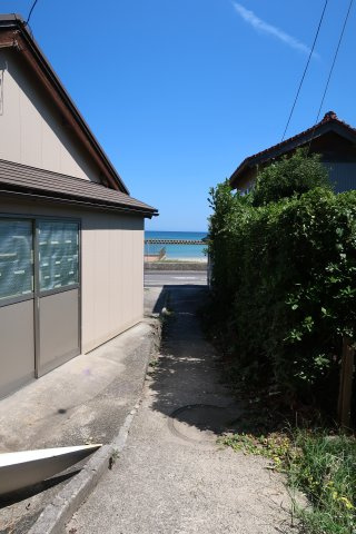 松江市美保関町　中古一戸建ての周辺|海への道（接道）