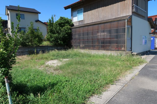 松江市美保関町　中古一戸建ての駐車場|物件すぐ下の駐車場。２台分契約可