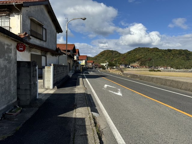 松江市美保関町　中古一戸建ての周辺|バス停が目の前にあります。