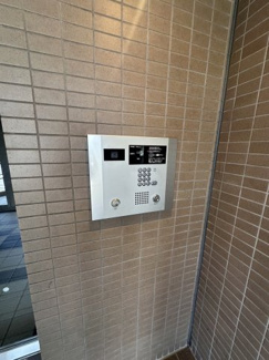 【エントランス】 | TVモニター付きインターホンがあると、誰かが来た時に相手の顏を簡単に確認できます♪
プライバシー保護、防犯効果もあります♪