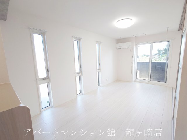 Casa ecranの居間・リビング