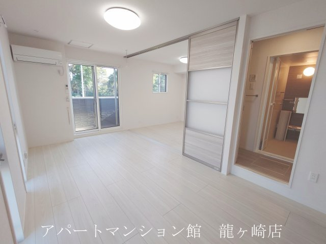 Casa ecranの居間・リビング