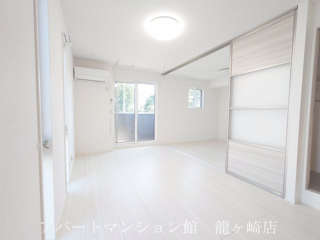 Casa ecranの居間・リビング