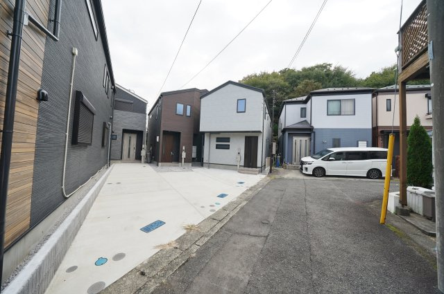 【横浜市旭区白根1丁目10-2全4棟新築戸建て】★仲介手数料無料★（不動丸小学校・鶴ヶ峯中学校）の前面道路含む現地写真