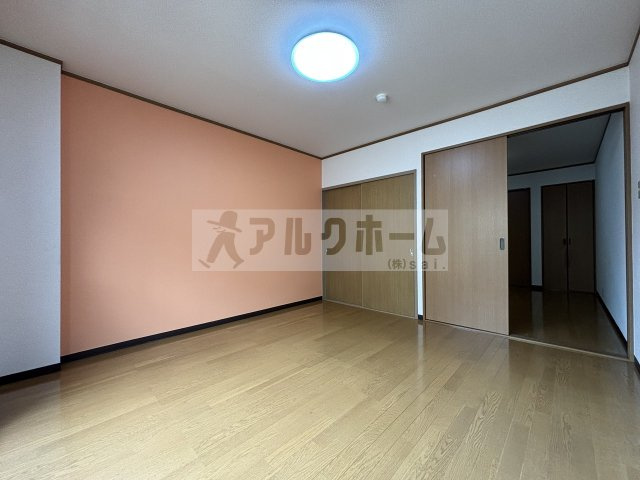 ニドムコートの洋室