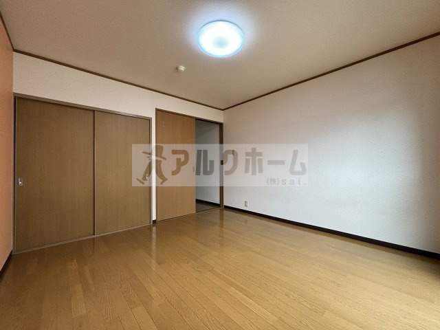 ニドムコートの洋室