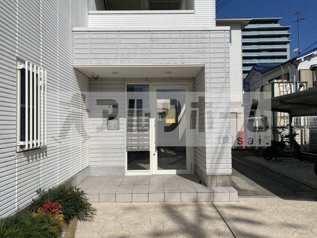 ラージのエントランス|ラージ（柏原駅）