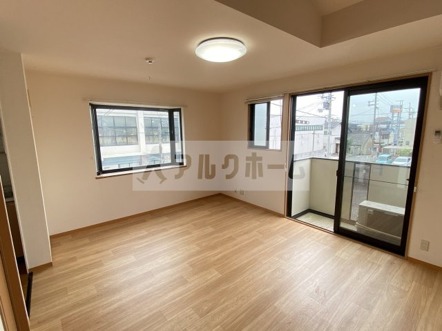 AMOUR ASABU(アムールアザブ)の居間・リビング|角部屋で日当たりも風通しも◎