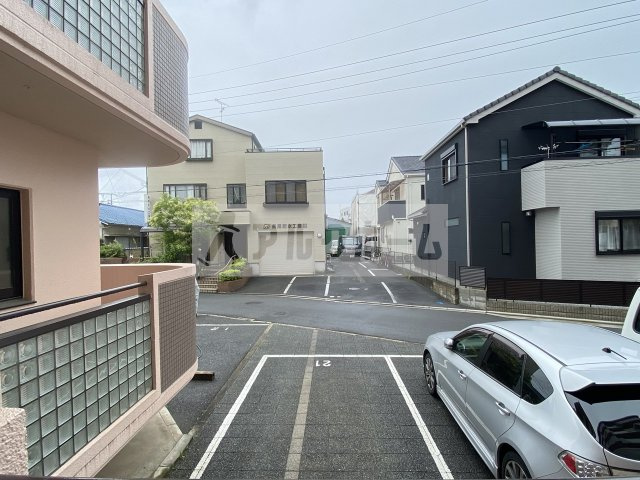 サニープレイスアオヤマの展望|前はマンションの駐車場