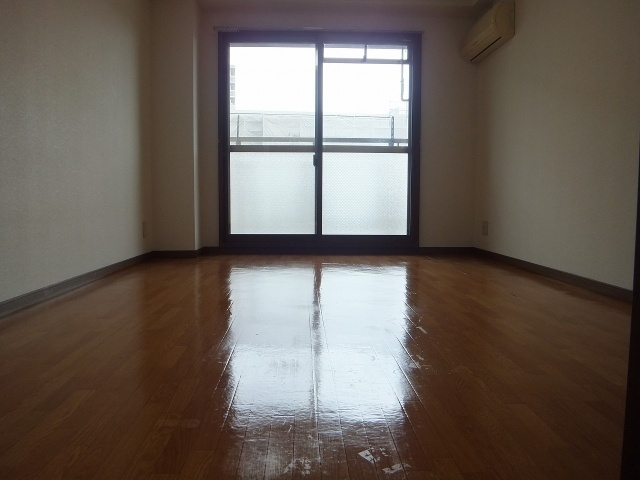 にしみマンションの洋室