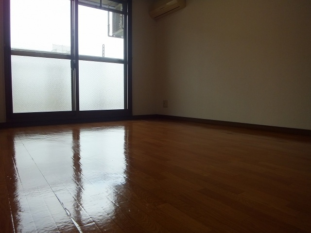 にしみマンションの洋室