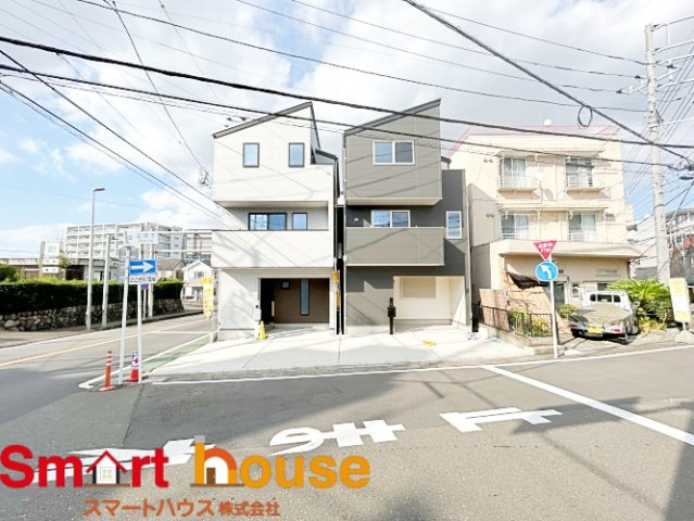 座間市さがみ野　新築3棟の外観|メール、ファックス、LINE、郵送など、お客様ご指定の方法で販売図面をお届けします。付帯設備や構造、場所など、住まい選びに欠かせない情報が詰まった内容をご覧になれます。