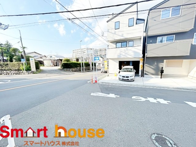 座間市さがみ野　新築3棟の前面道路含む現地写真|お住まいの前面道路が広いと駐車が楽になり、陽当たりも遮られないので明るく居心地の良いお家になります♪
