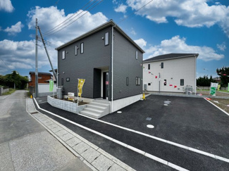 【外観】 | ついに建物完成いたしました！
モノトーンの外壁が青空に映えるスタイリッシュなエクステリアです！