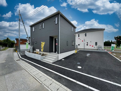 【外観】 | 新築　太田市細谷町第2　クレイドルガーデン　1号棟 | ついに建物完成いたしました！
モノトーンの外壁が青空に映えるスタイリッシュなエクステリアです！