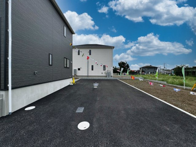 【駐車場】 | 新築　太田市細谷町第2　クレイドルガーデン　1号棟 | 並列駐車可能なカースペースです！お客様も遊びに来やすいですね♪