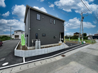 【前面道路含む現地写真】 | 日当たり良好です♪
お庭も広く日当たりがいいので、ガーデニングにも最適です。