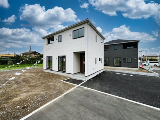 【外観】 | ついに建物完成いたしました！
モノトーンの外壁が青空に映えるスタイリッシュなエクステリアです！